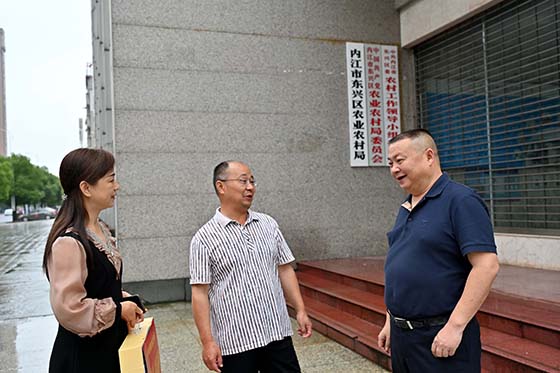 2內(nèi)江市東興區(qū)有關(guān)領(lǐng)導(dǎo)慰問戰(zhàn)斗在農(nóng)業(yè)戰(zhàn)線上的科技工作者.jpg