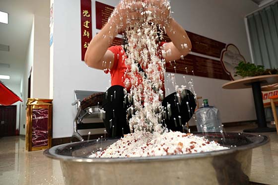 1社區(qū)居民正在準備包粽子的食材.jpg