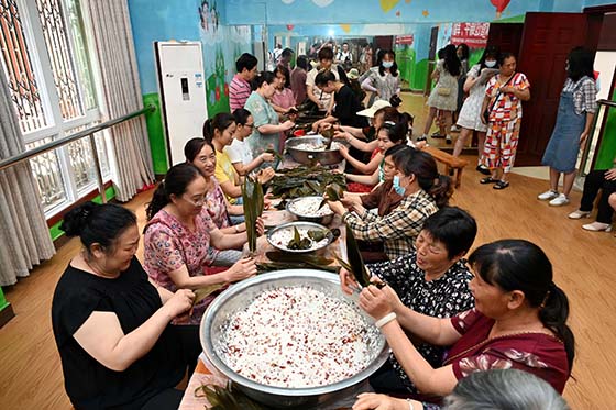 2社區(qū)居民包粽子迎端午.jpg