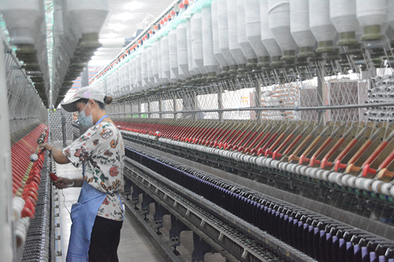 (2)渠縣紡織企業(yè)生產(chǎn)車間  車文斌 攝.JPG