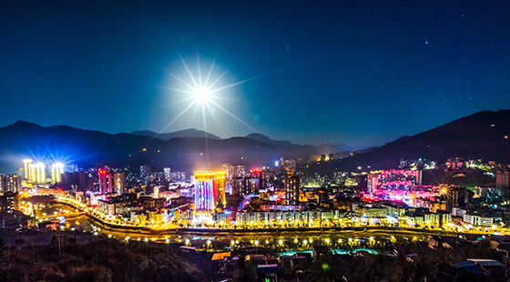 萬(wàn)源城市夜景  萬(wàn)源市發(fā)展和改革局供圖.jpg