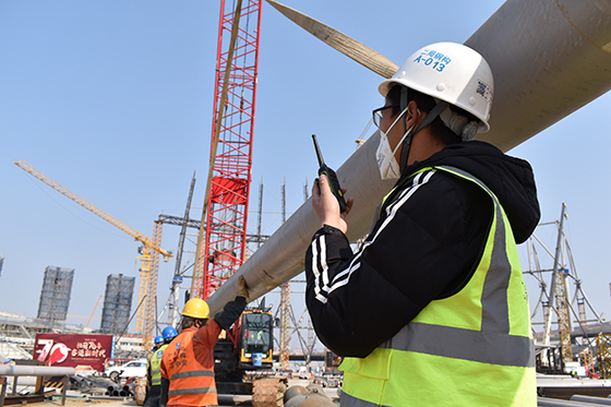 03 中建二局安裝公司四川制造分公司成都大運會項目管理人員正在現(xiàn)場指揮.jpg