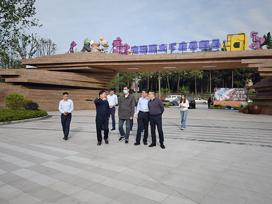 自貢銀行行長(zhǎng)一行實(shí)地走訪“自貢方特恐龍王國公園”項(xiàng)目.jpg