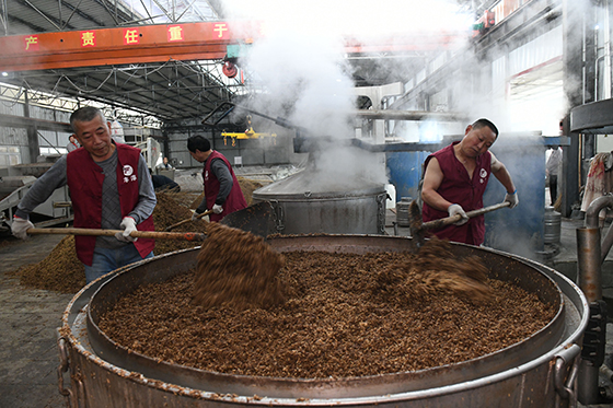 綿竹農(nóng)商銀行積極加大信貸投入支持酒企發(fā)展王平 攝.jpg