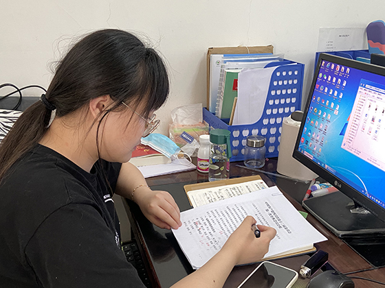 編輯記者認真閱讀大會學習材料 (3).jpg