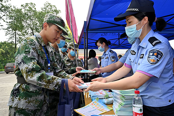 1在內(nèi)江市東興區(qū)新江街道國防培訓(xùn)教育基地，街道組織工作人員對學(xué)生進(jìn)行禁毒宣傳.jpg