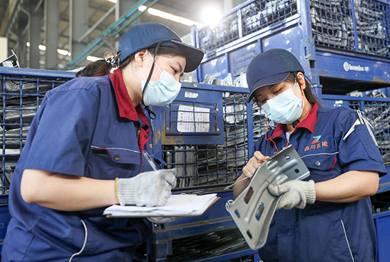 (4)四川廣安“三抓三促”助力工業(yè)經(jīng)濟(jì)加速跑。圖為四川省廣安華鎣山經(jīng)開區(qū)正梁機(jī)械加工廠的質(zhì)檢員在檢測產(chǎn)品質(zhì)量  邱海鷹 攝.JPG