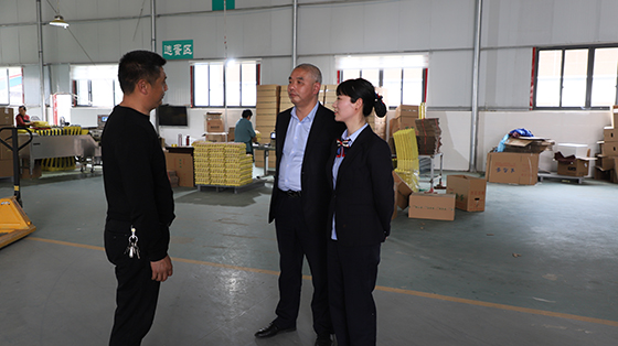 1657005320689243.jpg (2)銀行工作人員與企業(yè)負(fù)責(zé)人溝通交流.jpg