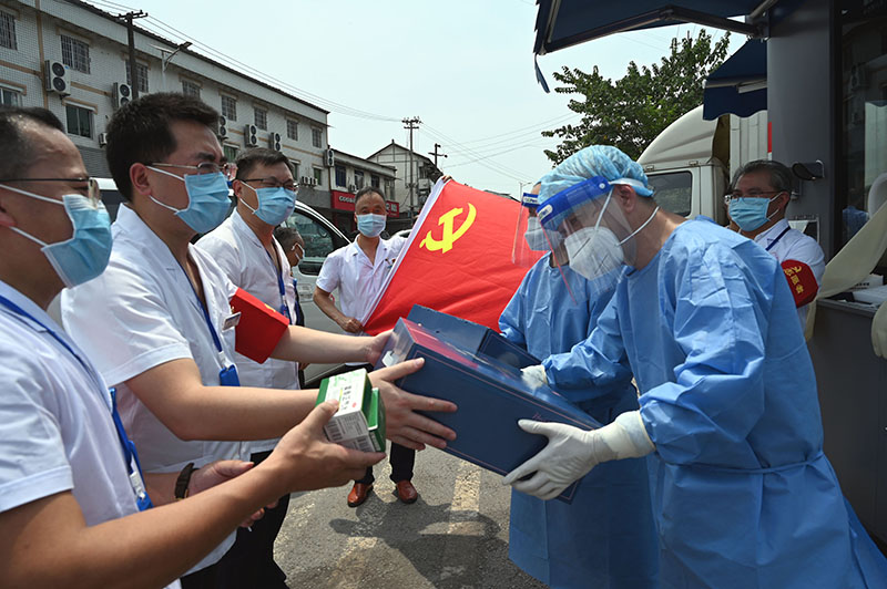 3堅守在成渝高速公路椑木出口卡點的內(nèi)江市東興區(qū)椑木中心衛(wèi)生院醫(yī)護人員喜領(lǐng)清涼物品.jpg