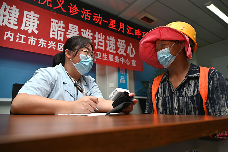 1東興區(qū)西林社區(qū)衛(wèi)生服務(wù)中心醫(yī)護(hù)人員在某項(xiàng)目工地上為農(nóng)民工義診.jpg