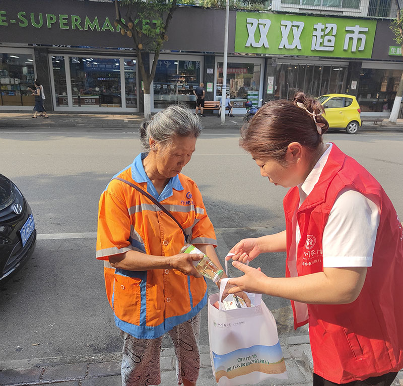 1向環(huán)衛(wèi)工人發(fā)放慰問品.jpg