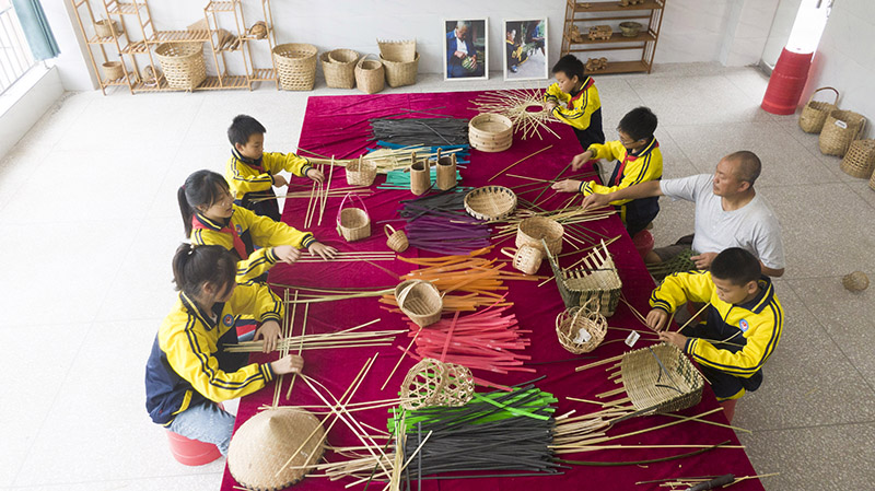 1、2022年7月20日，四川省瀘州市敘永縣向林鎮(zhèn)的留守兒童們?cè)谥窬巶鞒腥说闹笇?dǎo)下學(xué)習(xí)竹編技能。.jpg