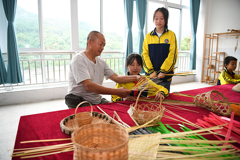2、2022年7月20日，四川省瀘州市敘永縣向林鎮(zhèn)的留守兒童們?cè)谥窬巶鞒腥说闹笇?dǎo)下學(xué)習(xí)竹編技能。.jpg