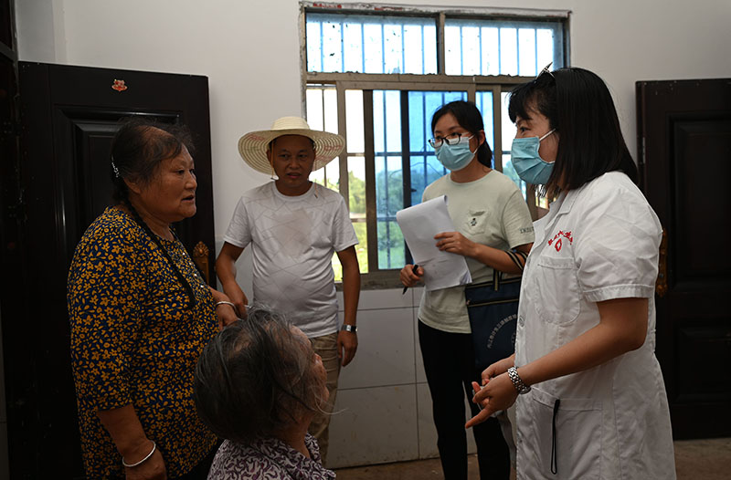 2流動醫(yī)療隊(duì)隊(duì)員上門了解老年人的健康狀況.jpg