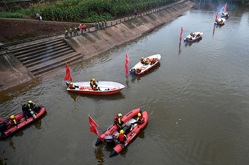 2水上救援力量集結(jié)待命.jpg