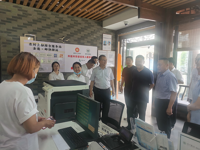 1舒悅實地調(diào)研射洪農(nóng)商銀行農(nóng)村金融綜合服務(wù)站運行情況.jpg