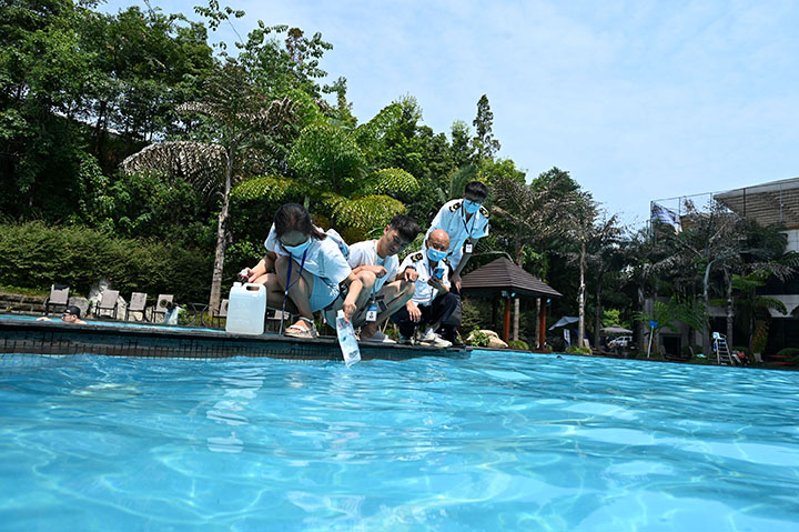 1659445835862863.jpg 1疾控工作人員正在進行水質(zhì)取樣.jpg