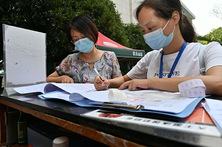 1659445859532794.jpg 2疾控工作人員正在填寫采樣登記表.jpg