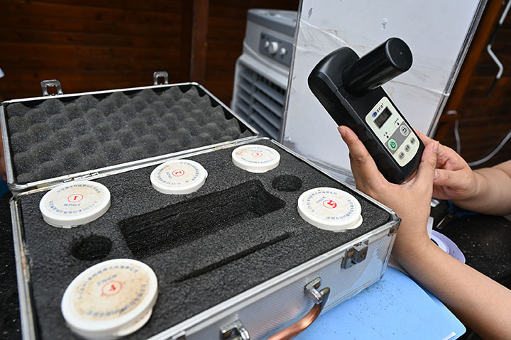 1659445870314180.jpg 3疾控工作人員就有關(guān)指標進行現(xiàn)場監(jiān)測.jpg