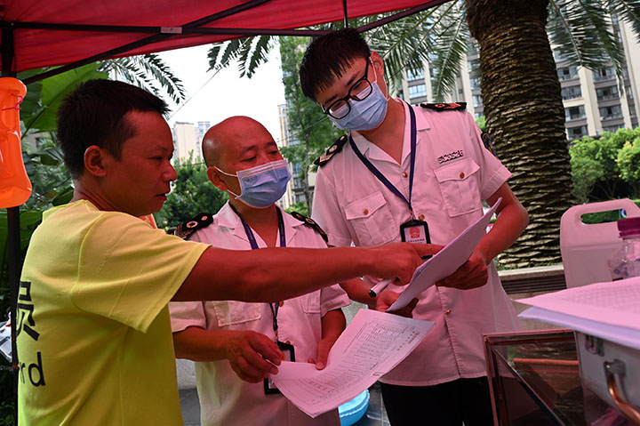 1659445917714705.jpg 5執(zhí)法人員在內(nèi)江市東興區(qū)某露天游泳場所檢查經(jīng)營證照和相關(guān)信息登記.jpg