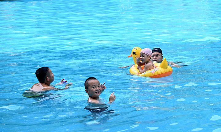 1659445930533397.jpg 6市民正在合格、放心的水環(huán)境中游泳.jpg