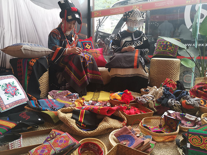 在峨邊三河三帶孵化中心工作的彝族姑娘  周淼葭 攝.jpg