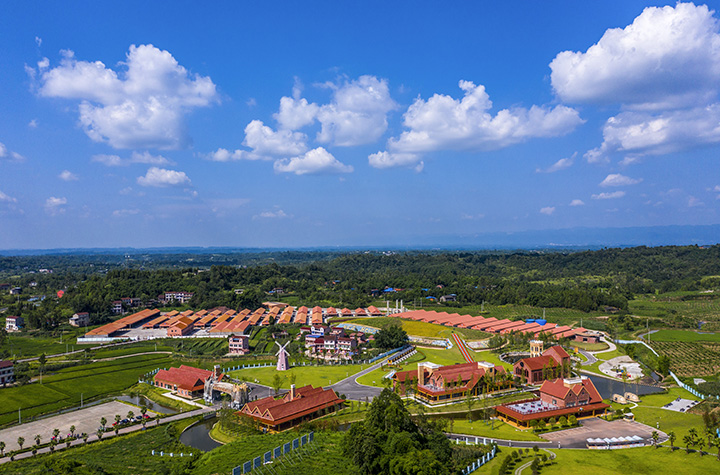 藍(lán)天白云下，四川省廣安市廣安區(qū)石筍鎮(zhèn)萬頭湖羊種羊養(yǎng)殖基地，橙紅色的湖羊圈舍及“巴上草原”湖羊文化主題樂園成為鄉(xiāng)村一道迷人的風(fēng)景  張國(guó)盛 攝.jpg