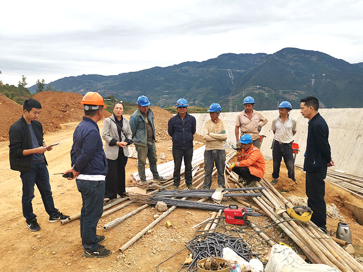 1660012740300837.jpg 寧南縣司法局向農(nóng)民工進行普法宣傳.jpg