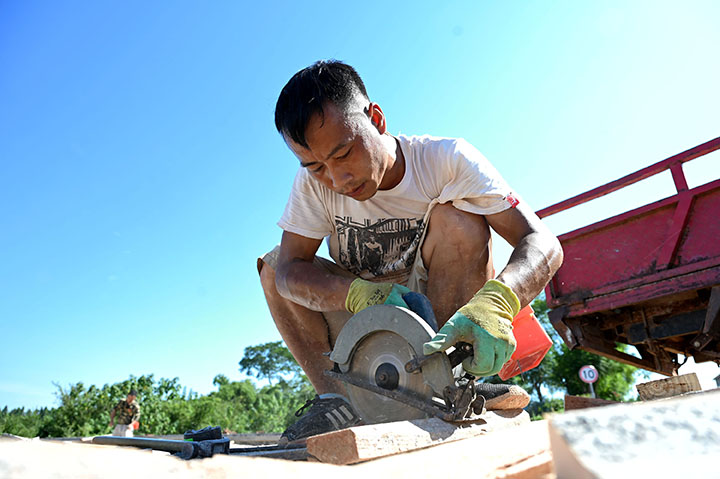 1660637165135724.jpg 1筑路工人正在準備路沿架模材料.jpg