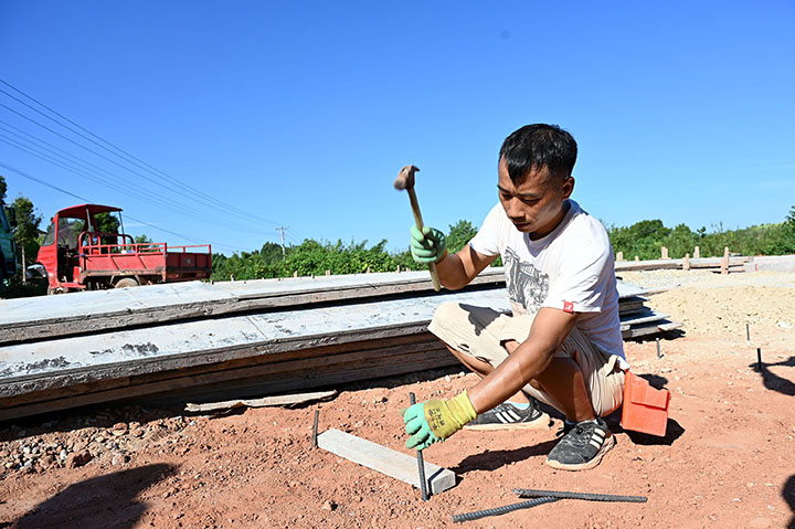 1660637170119319.jpg 2筑路工人正在打樁架模.jpg