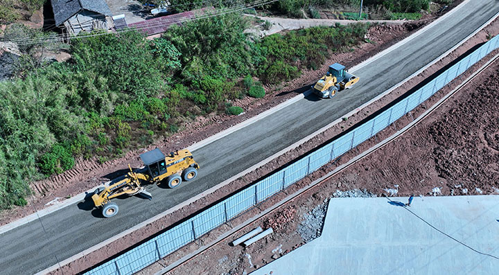 1660637189625257.jpg 5筑路工人駕駛著施工機械鋪筑二灰基層.jpg