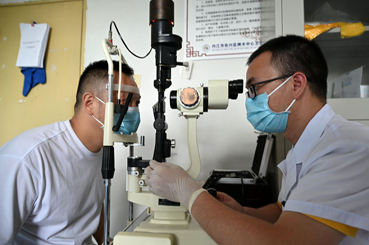 1五官科執(zhí)業(yè)醫(yī)師正在為患者檢查眼睛.jpg