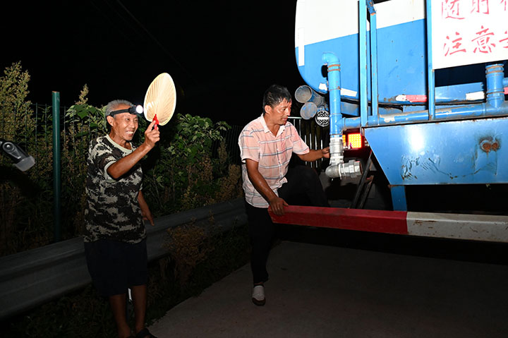 2抗旱群眾正在為灑水車裝水.jpg