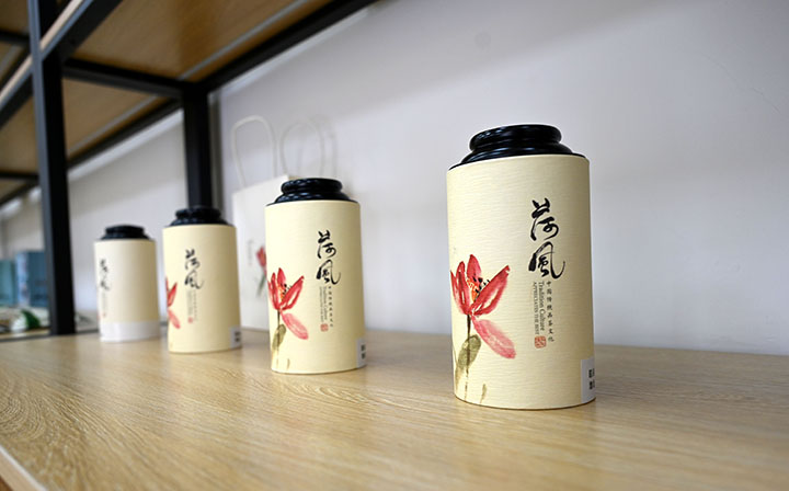 1661331244597059.jpg 8當地村民依托荷塘開發(fā)的系列荷蓮產品.jpg