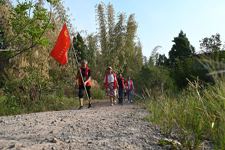 1661494743176933.jpg 1志愿者在林間巡邏.jpg