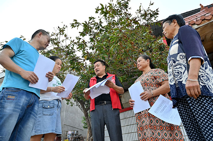 1661494747796522.jpg 2志愿者入戶進(jìn)行森林防火知識(shí)宣傳.jpg