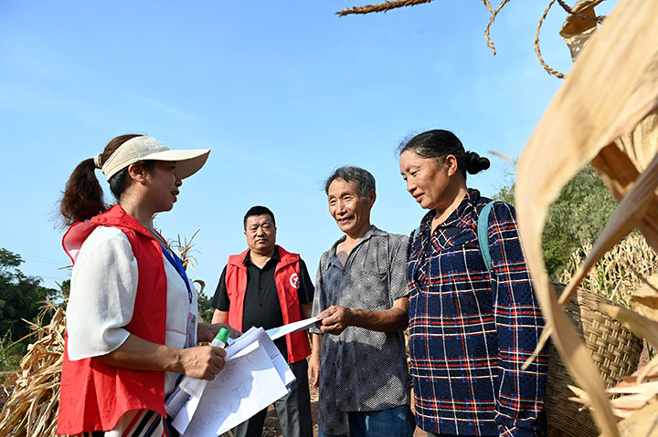 1661494762189059.jpg 6志愿者正在進(jìn)行禁燒秸稈宣傳.jpg