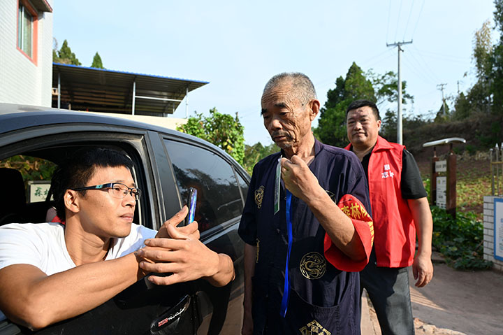 1661494768370831.jpg 7志愿者引導(dǎo)進(jìn)入林區(qū)的人們掃防火碼通行.jpg