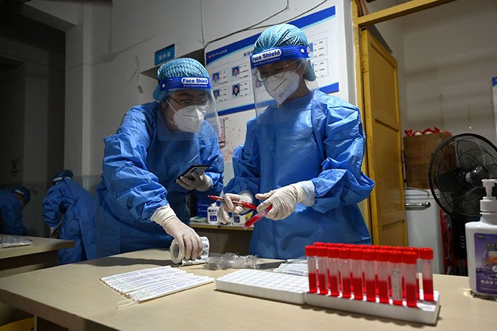 1661934701646732.jpg 3醫(yī)護(hù)人員正在為核酸采樣做準(zhǔn)備.jpg