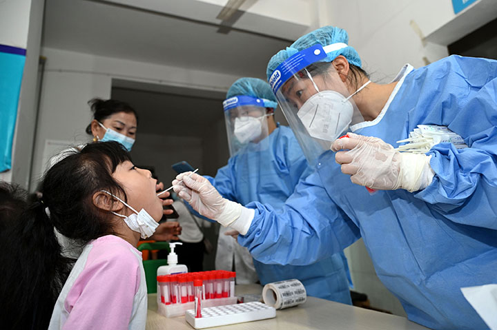 1661934707508510.jpg 4醫(yī)護(hù)人員為學(xué)校師生進(jìn)行核酸采樣.jpg