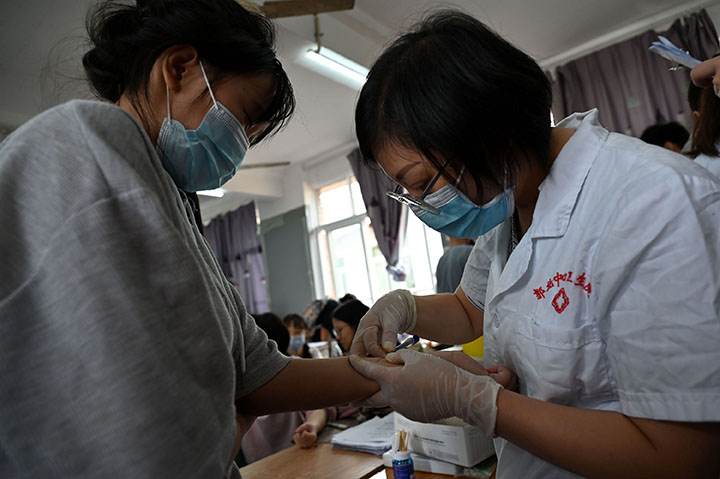 1661934709995789.jpg 5醫(yī)護(hù)人員正在對(duì)高三學(xué)生進(jìn)行結(jié)核病篩查.jpg