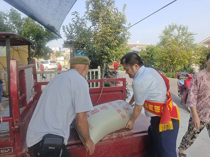 3成立“收糧服務(wù)工作隊”支持當(dāng)?shù)馗吡皇召?jpg