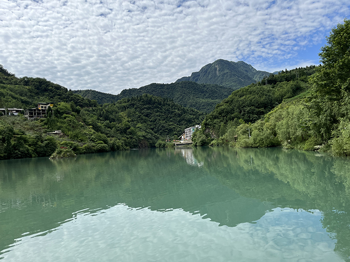 青山掩映、碧波蕩漾的三江鎮(zhèn)明月湖  周淼葭 攝.jpg