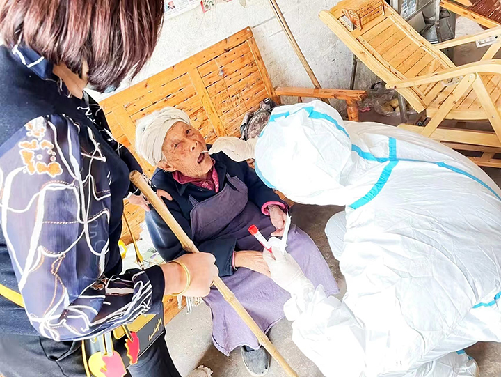 2雙橋鎮(zhèn)，東興衛(wèi)健人為失智老人上門采集核酸.jpg