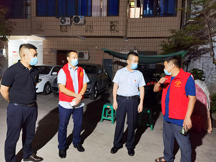 1珙縣農(nóng)商銀行黨委班子連夜趕往包聯(lián)社區(qū)指導(dǎo)疫情防控工作.jpg