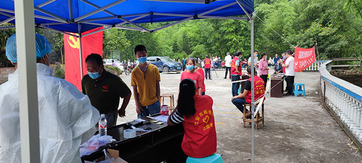 2江安農商銀行黨員志愿者在幫扶村仁和鄉(xiāng)支援 (2).jpg