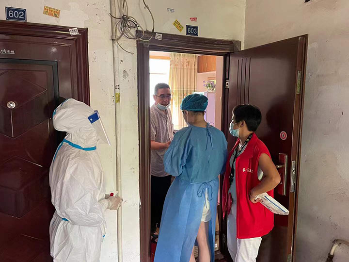 4志愿者上門服務(wù)采集核酸.jpg