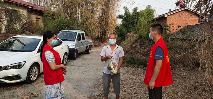 3駐村干部為高齡、獨(dú)居老人送菜上門.jpg