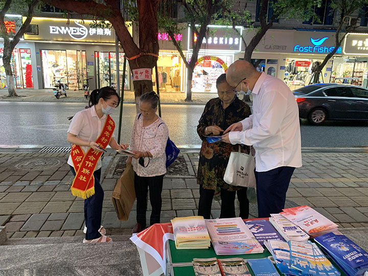 1進(jìn)社區(qū)開展宣傳活動.jpg
