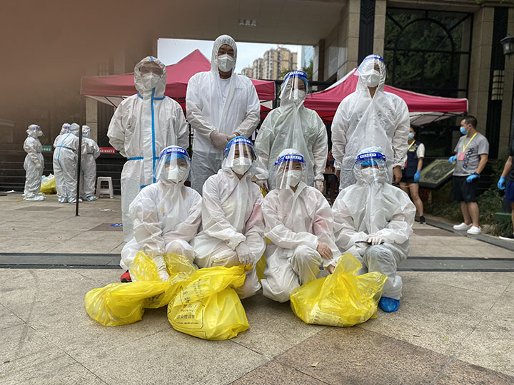 1663272750629688.jpg 3內(nèi)江農(nóng)商銀行志愿者奔忙在防疫一線.jpg